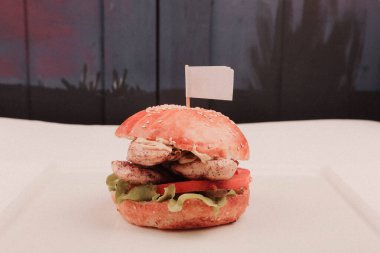 Taze sebzeli ev yapımı hamburger.