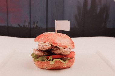 Taze sebzeli ev yapımı hamburger.