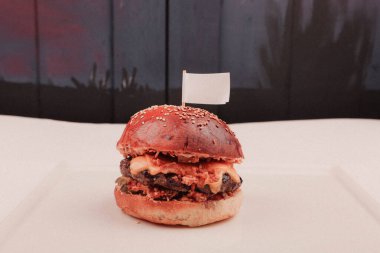 Taze sebzeli ev yapımı hamburger.