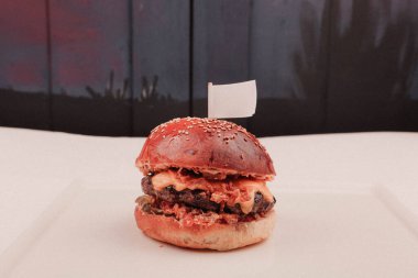 Taze sebzeli ev yapımı hamburger.