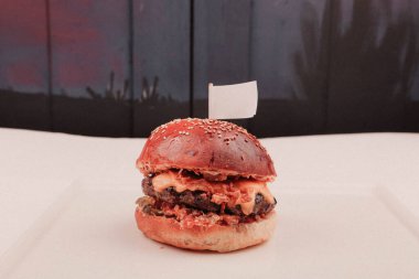 Taze sebzeli ev yapımı hamburger.