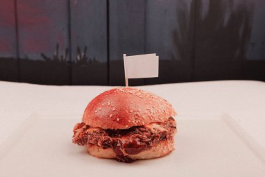 Taze sebzeli ev yapımı hamburger.