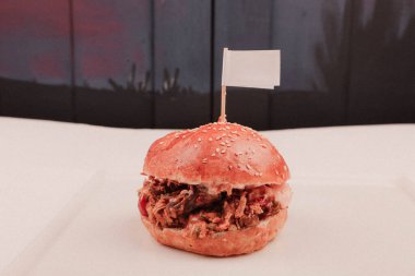 Taze sebzeli ev yapımı hamburger.