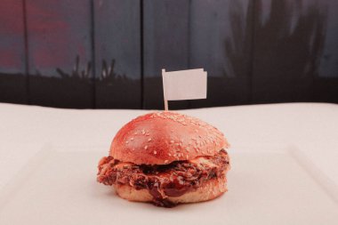 Taze sebzeli ev yapımı hamburger.