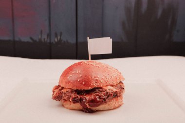 Taze sebzeli ev yapımı hamburger.