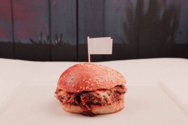 Taze sebzeli ev yapımı hamburger.