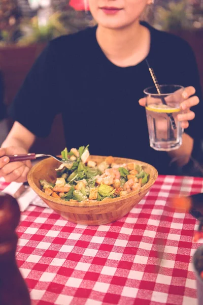 Çekici Beyaz Salata Odak Üstünde Yemek Kadın Çatal Gülümseyen Portresi — Stok fotoğraf