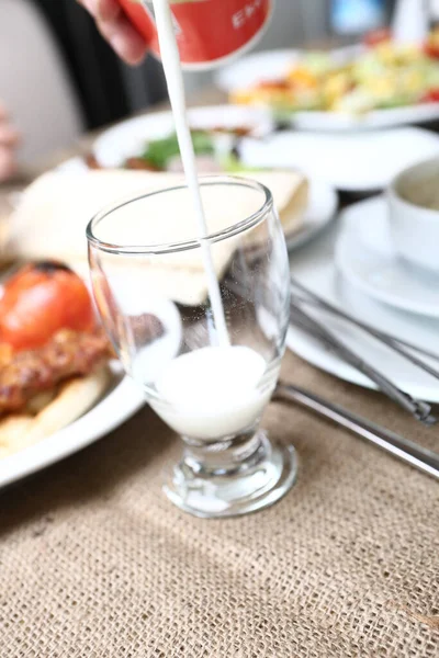 Bebida Turca Ayran Kéfir Mantequilla Leche Hecha Con Yogur —  Fotos de Stock