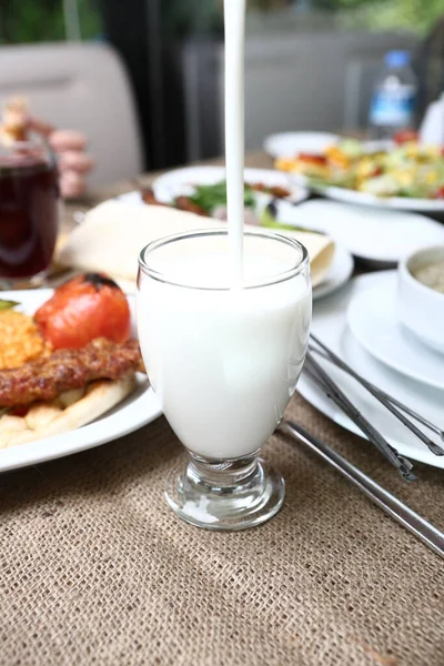 Tyrkisk Drikk Ayran Eller Kefir Kjernemelk Framstilt Yoghurt – stockfoto