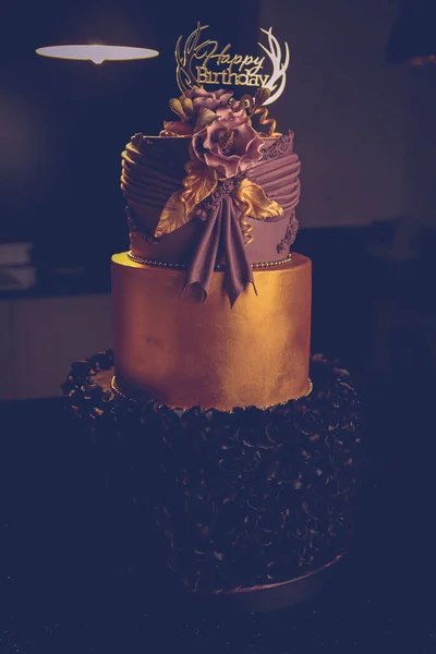 Tabuleiro Com Delicioso Bolo Mesa — Fotografia de Stock