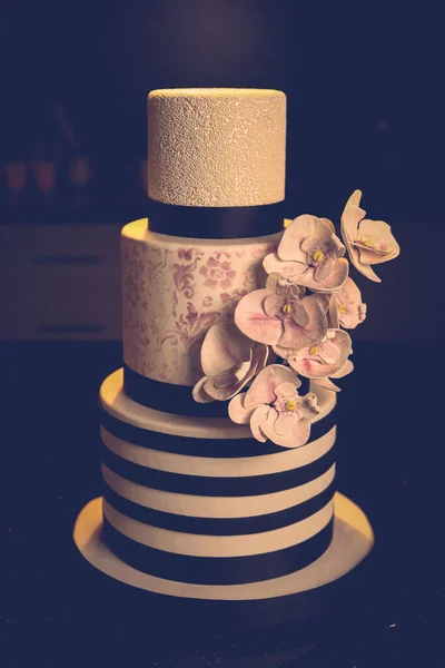 Plateau Avec Délicieux Gâteau Sur Table — Photo