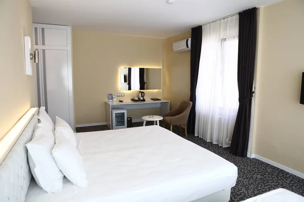 豪華なスタイルの快適なホテルのベッドルーム — ストック写真