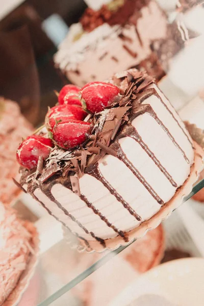 Plateau Avec Délicieux Gâteau Sur Table — Photo