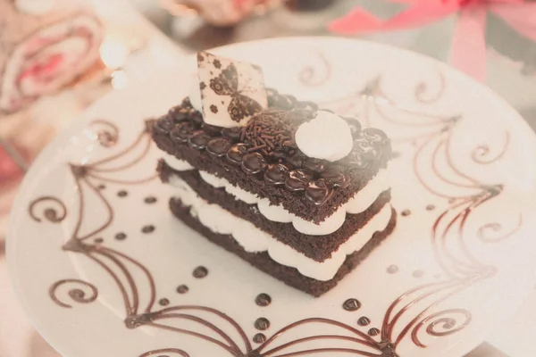 Plateau Avec Délicieux Gâteau Sur Table — Photo