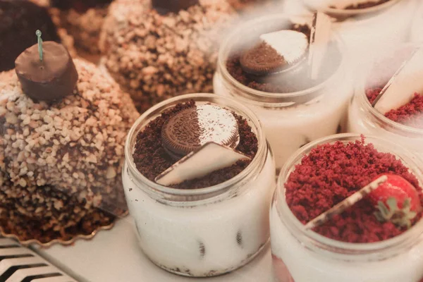 Tabuleiro Com Delicioso Bolo Mesa — Fotografia de Stock