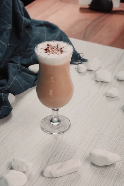 Ijskoffie Met Melk Ijs Koffie Latte Vrouw Met Glazen Kop — Stockfoto