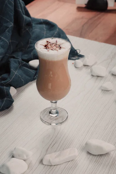 Mrożona Kawa Mlekiem Mrożona Kawa Latte Kobieta Trzymająca Szklaną Filiżankę — Zdjęcie stockowe