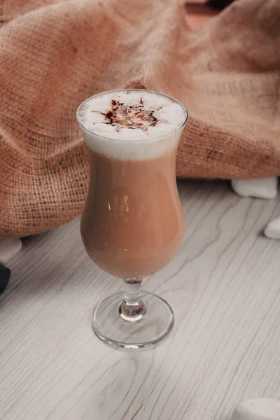 Mrożona Kawa Mlekiem Mrożona Kawa Latte Kobieta Trzymająca Szklaną Filiżankę — Zdjęcie stockowe