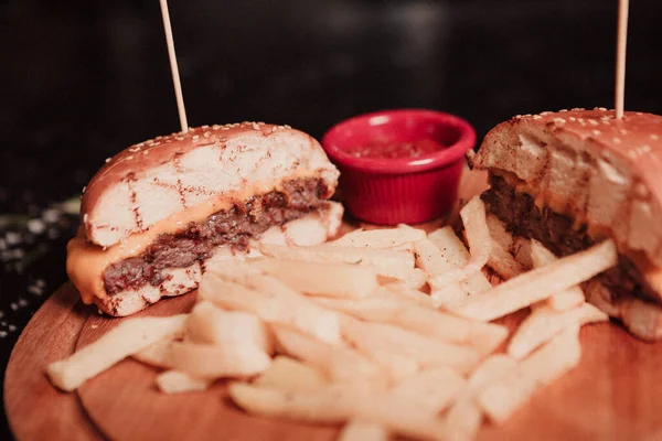 Hamburger Buatan Sendiri Dengan Sayuran Segar — Stok Foto