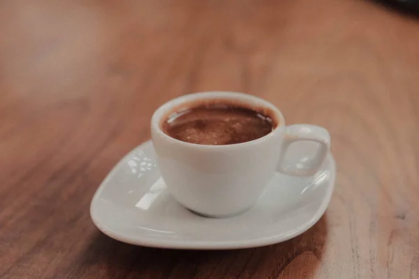 Ένα Φλιτζάνι Τούρκικο Καφέ Στο Τραπέζι — Φωτογραφία Αρχείου