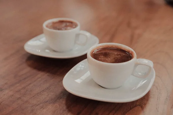 Kuppi Turkkilaista Kahvia Pöydällä — kuvapankkivalokuva