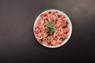 Lezzetli karışık İtalyan pizzası.