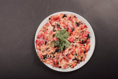 Lezzetli karışık İtalyan pizzası.