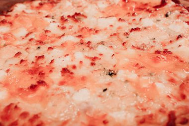 Lezzetli karışık İtalyan pizzası.