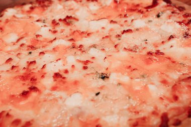 Lezzetli karışık İtalyan pizzası.