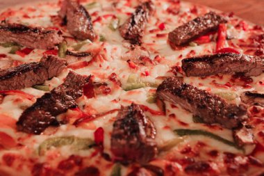 Lezzetli karışık İtalyan pizzası.