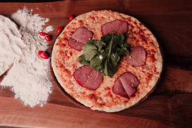 Lezzetli karışık İtalyan pizzası.