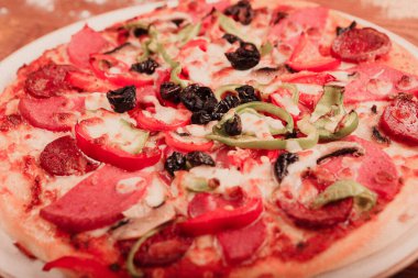 Lezzetli karışık İtalyan pizzası.