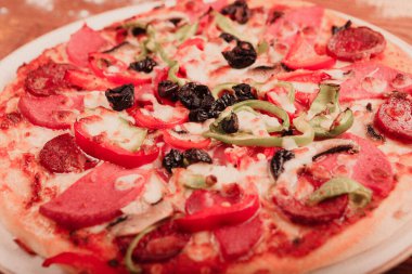 Lezzetli karışık İtalyan pizzası.