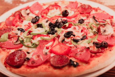 Lezzetli karışık İtalyan pizzası.