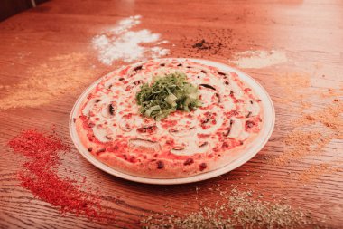 Lezzetli karışık İtalyan pizzası.