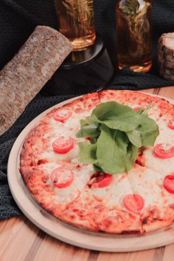 Lezzetli karışık İtalyan pizzası.