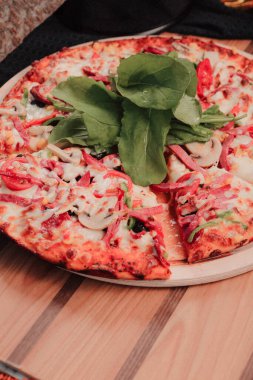 Lezzetli karışık İtalyan pizzası.