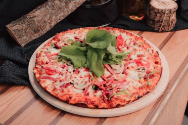 Lezzetli karışık İtalyan pizzası.