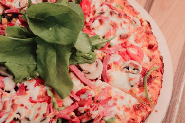 Lezzetli karışık İtalyan pizzası.