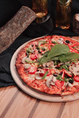 Lezzetli karışık İtalyan pizzası.