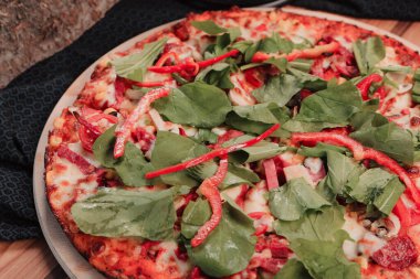 Lezzetli karışık İtalyan pizzası.