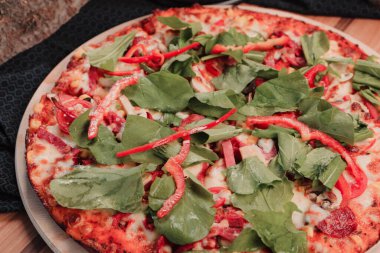 Lezzetli karışık İtalyan pizzası.