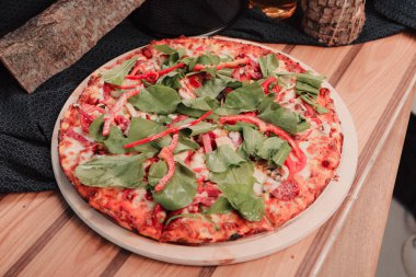 Lezzetli karışık İtalyan pizzası.