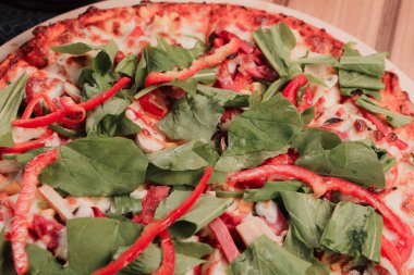 Lezzetli karışık İtalyan pizzası.