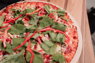 Lezzetli karışık İtalyan pizzası.