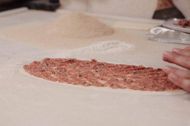 Türk pizzası ya da lahmacun yapmak - Akdeniz ülkelerinde fast food ve popüler sokak yemekleri. Hamur, kıyma ve sebze karışımı Türk pidesini pişirmek için..