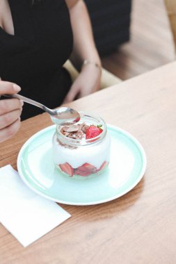 Kavanozda çok lezzetli tatlı, kavanozda tatlı ve kek.