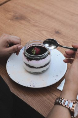 Kavanozda çok lezzetli tatlı, kavanozda tatlı ve kek.