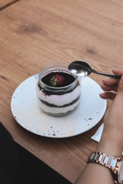 Kavanozda çok lezzetli tatlı, kavanozda tatlı ve kek.