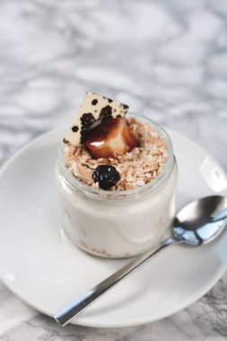 Kavanozda çok lezzetli tatlı, kavanozda tatlı ve kek.